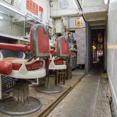 Wan-Chai-hairdresser-Oi-Kwan-Barbershop-in-the-alleyway
